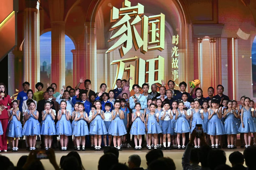 “家国万里时光故事会” 举行，多家庭共话家风与家国情怀  第1张